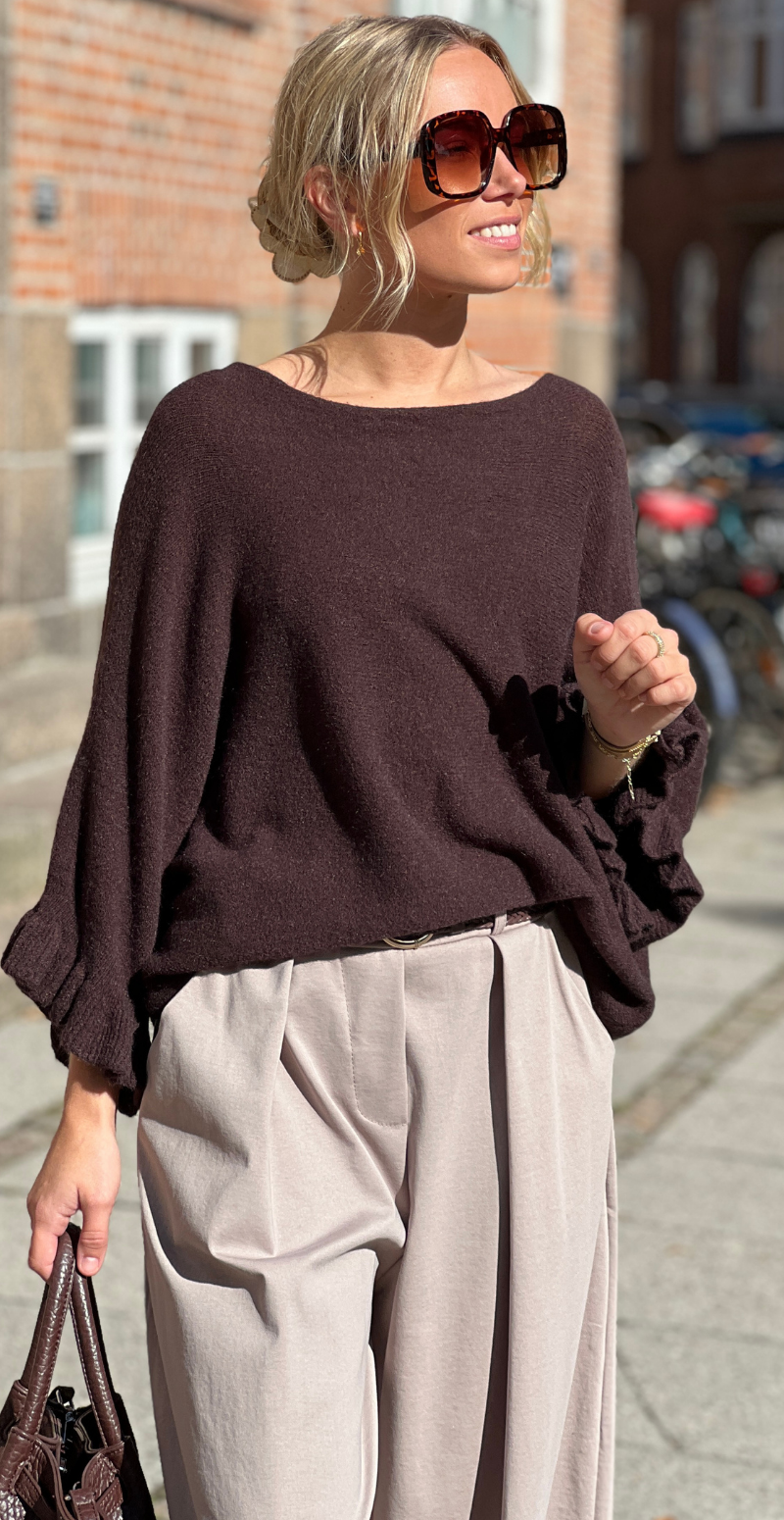 Louise strikbluse i baby alpaca med flæsedetaljer og 3/4 ærmer brun LikeLondon