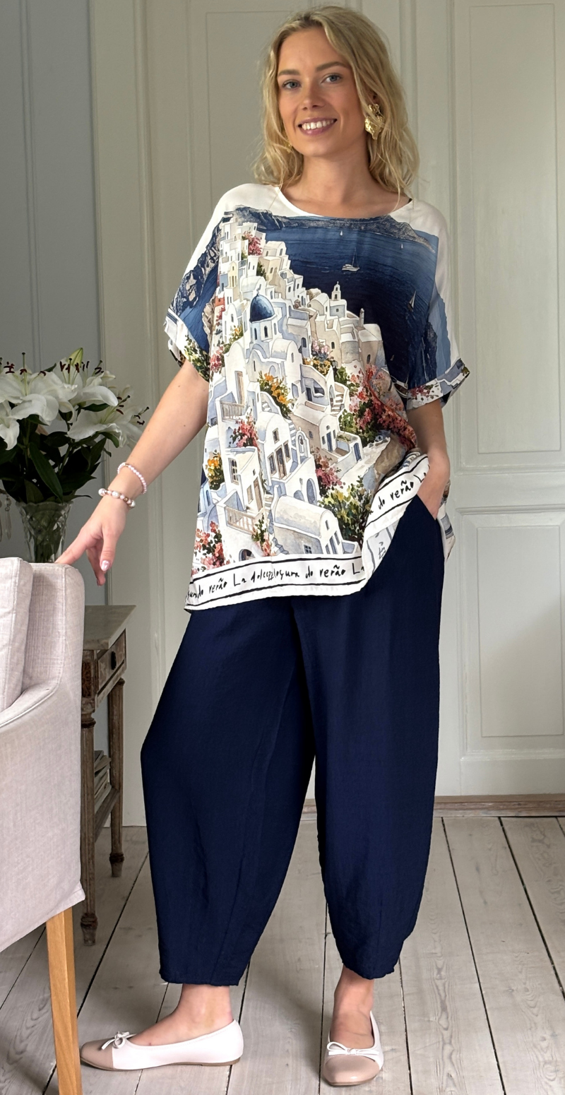 Forudbestil uge 24 Brianna bluse med kort ærme og print af huse navy LikeLondon