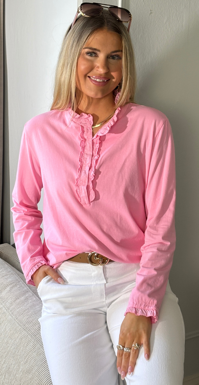 Alpha bluse med stolpelukning og flæsedetaljer pink LikeLondon