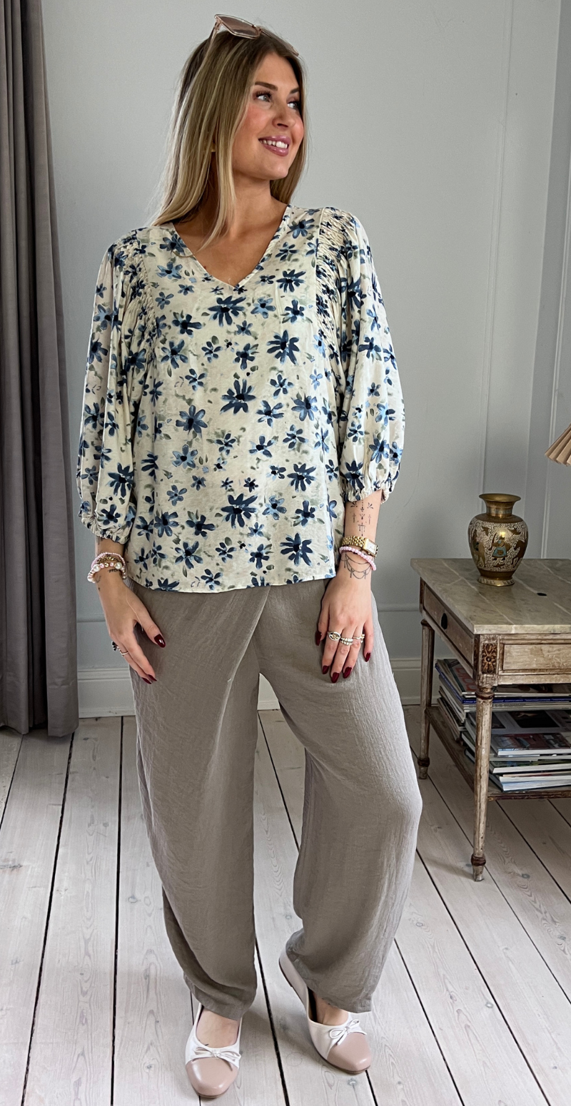 Jovi bluse med pufærmer og blomstermønster moonbeam w. vintage indigo Freequent