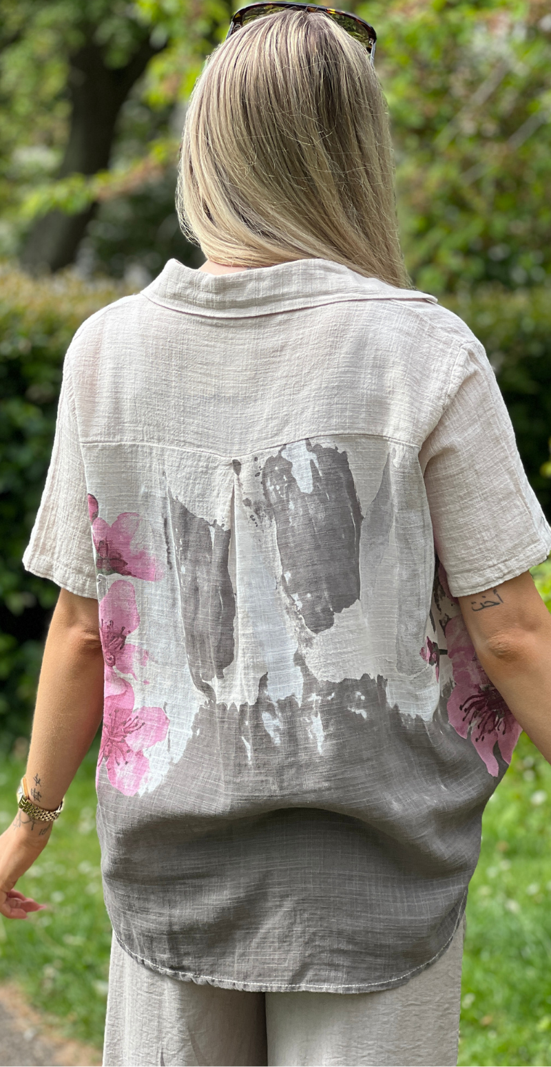 Gina bluse med blomsterprint og v-hals beige LikeLondon