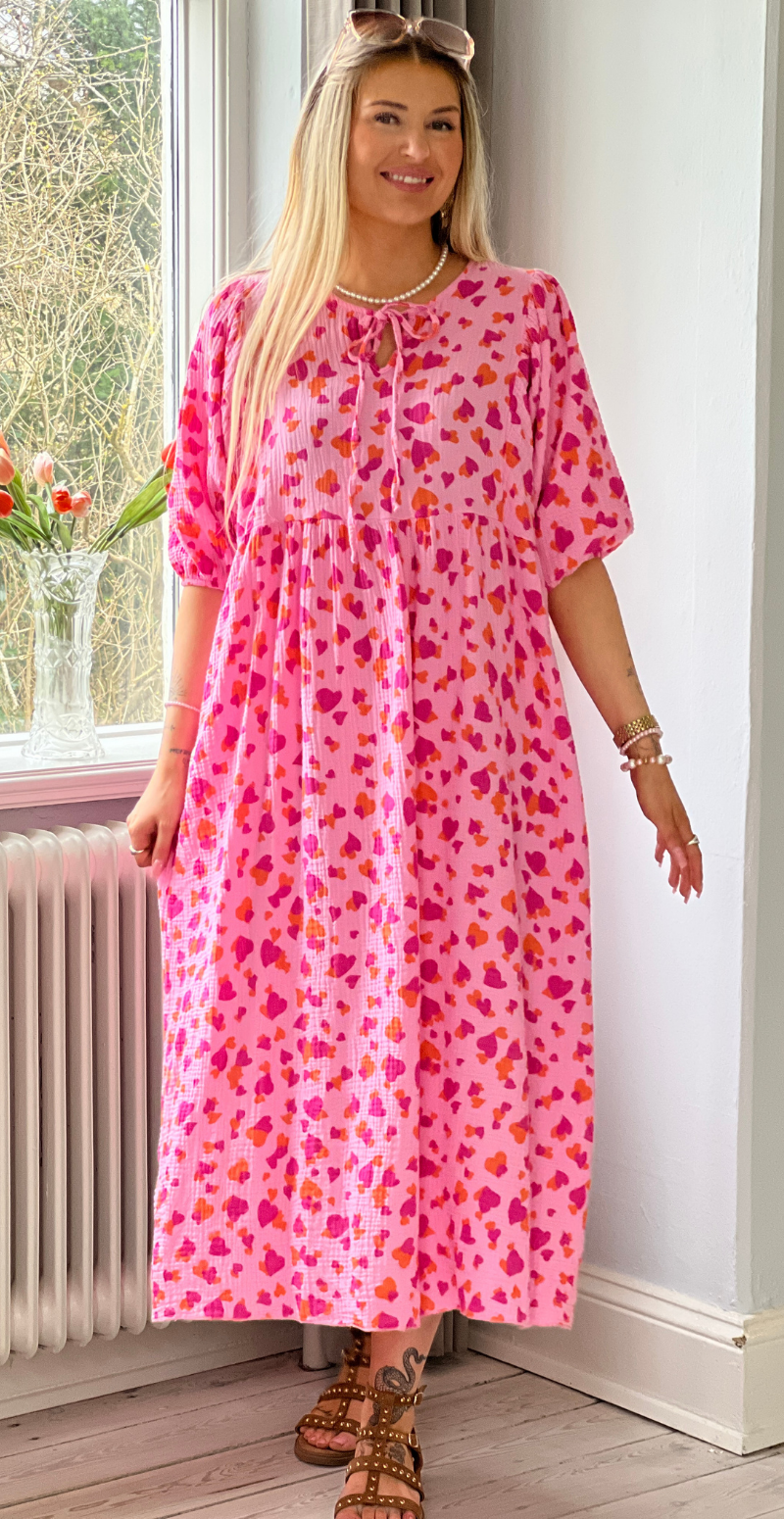 Pauline kjole i musselin double hearts LikeLondon