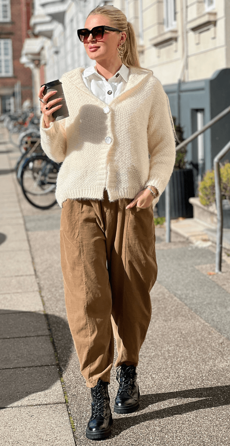 Saseline cardigan med hætte og guldknapper creme LikeLondon
