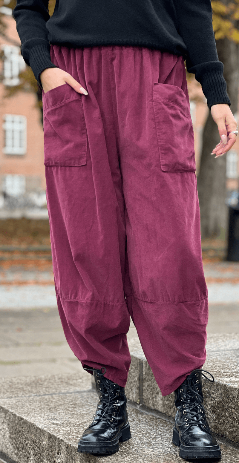 Hailey fløjlsbukser med lommer bordeaux LikeLondon