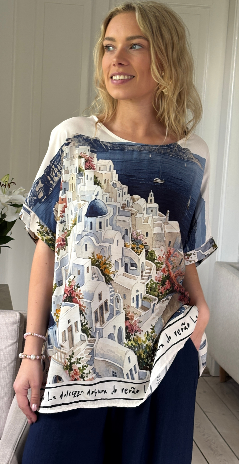 Forudbestil uge 24 Brianna bluse med kort ærme og print af huse navy LikeLondon