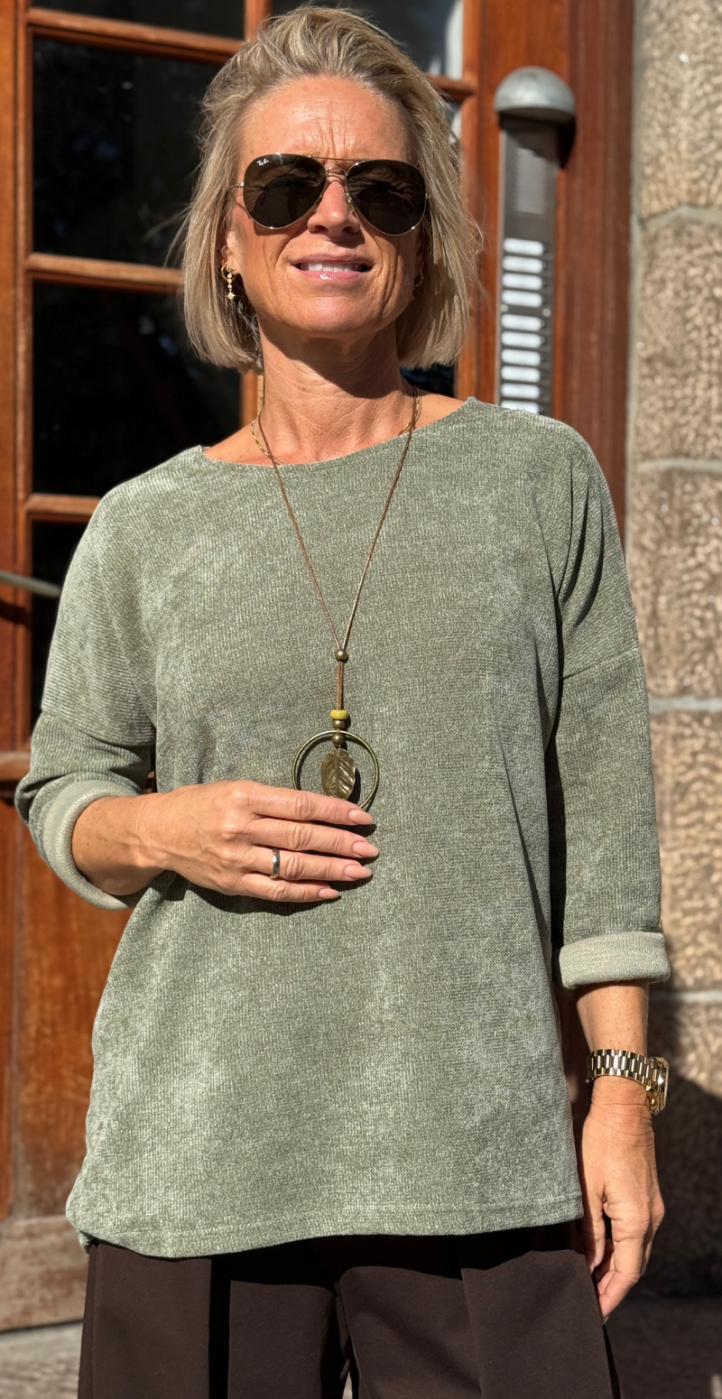 Maren bluse i velour og halskæde khaki LikeLondon