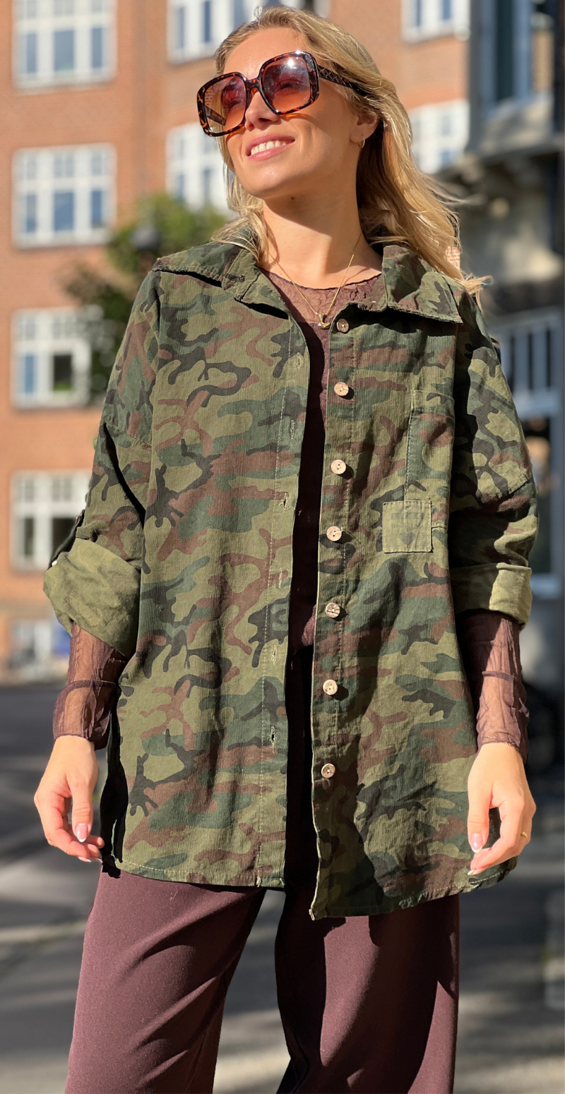 Venia fløjlsskjorte med lomme camouflage green LikeLondon