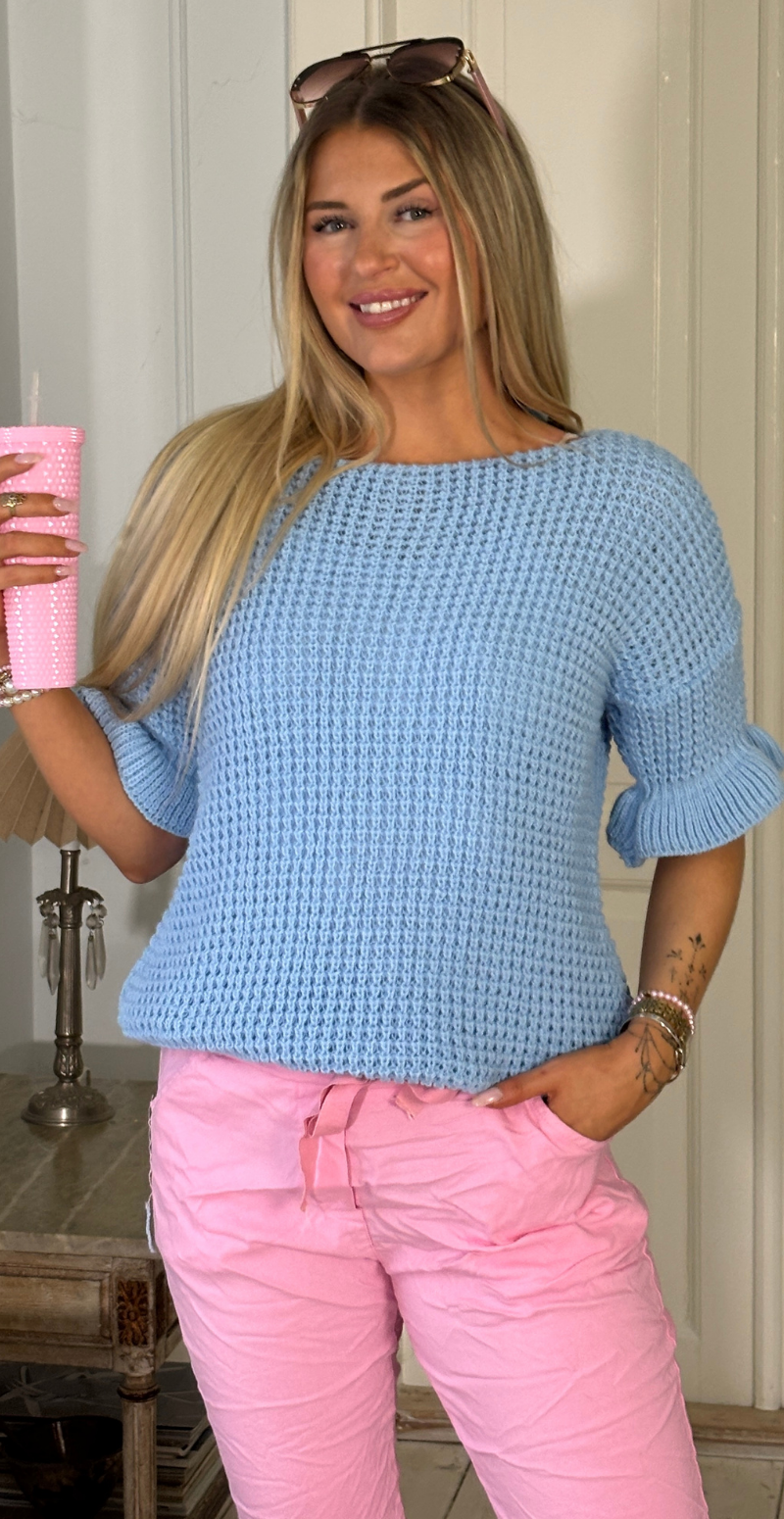 Chia strikbluse med kort flæseærme sky LikeLondon
