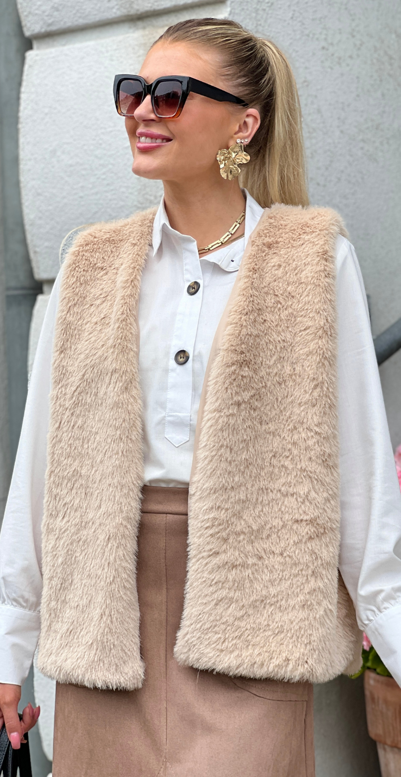 Angie fake fur vest med lommer beige