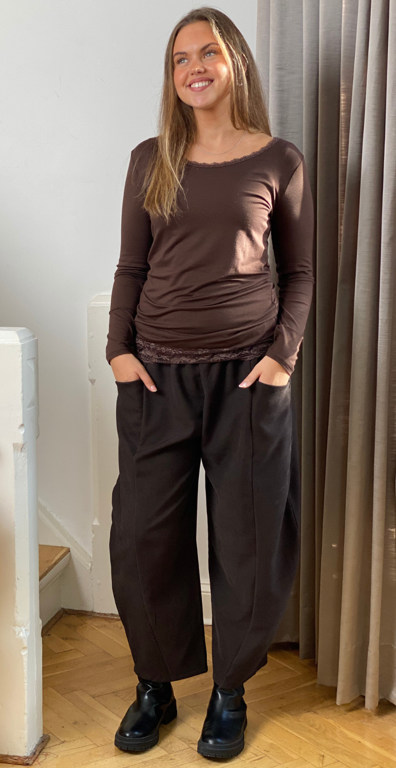 Dax bluse med lange ærmer og blondekant brun LikeLondon