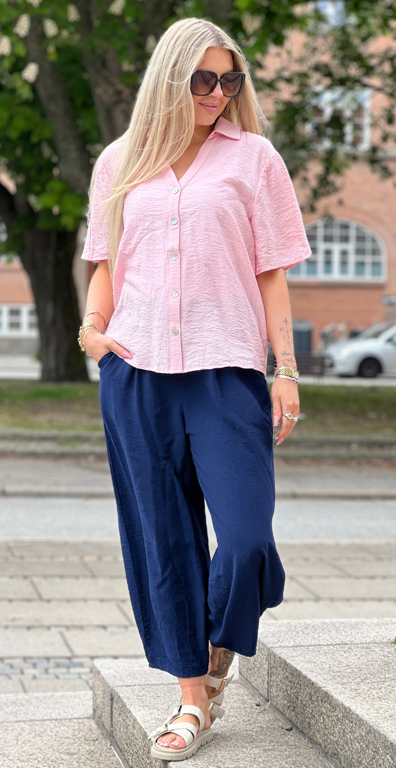 Forudbestil uge 22 Alana bukser med skrålommer og barrel-fit navy LikeLondon