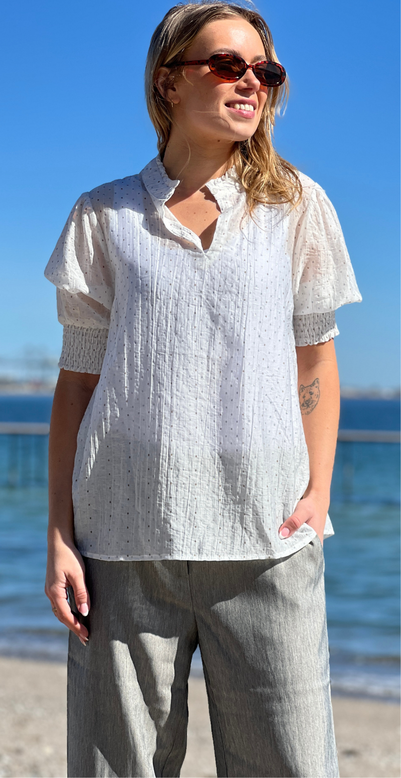 Flory bluse med smock på ærmerne og prikker brilliant white w. silver Freequent