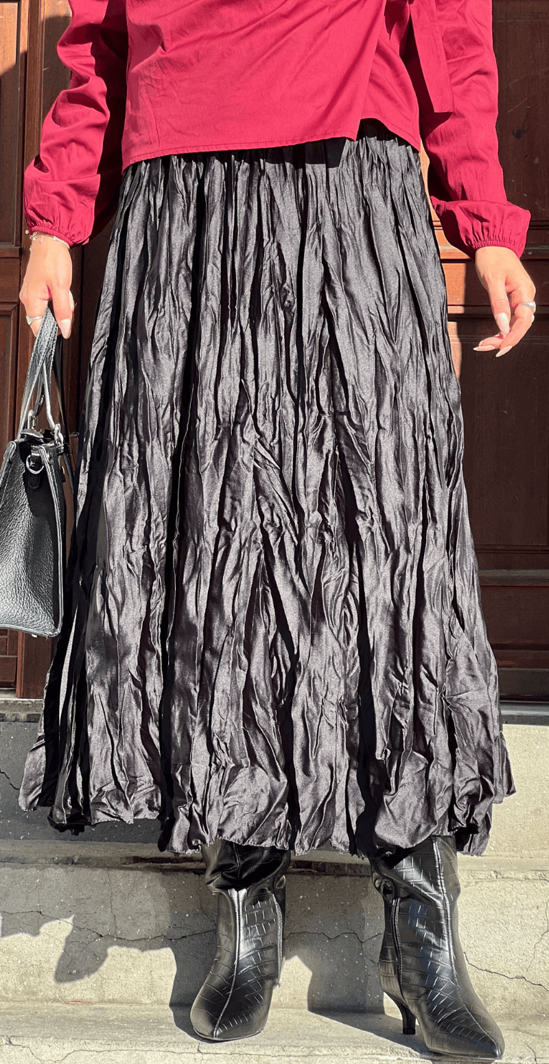Navida satin nederdel i krøllet look sort LikeLondon