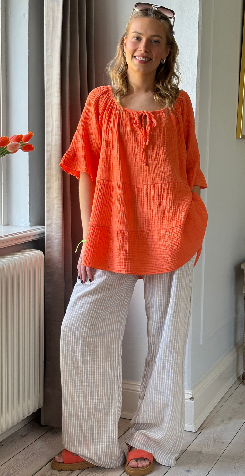 Marilyn bluse med bred halsudskæring og bindebånd orange LikeLondon