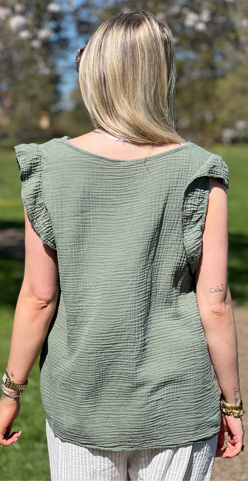 Hollie bluse med v-hals og flæsekant khaki LikeLondon