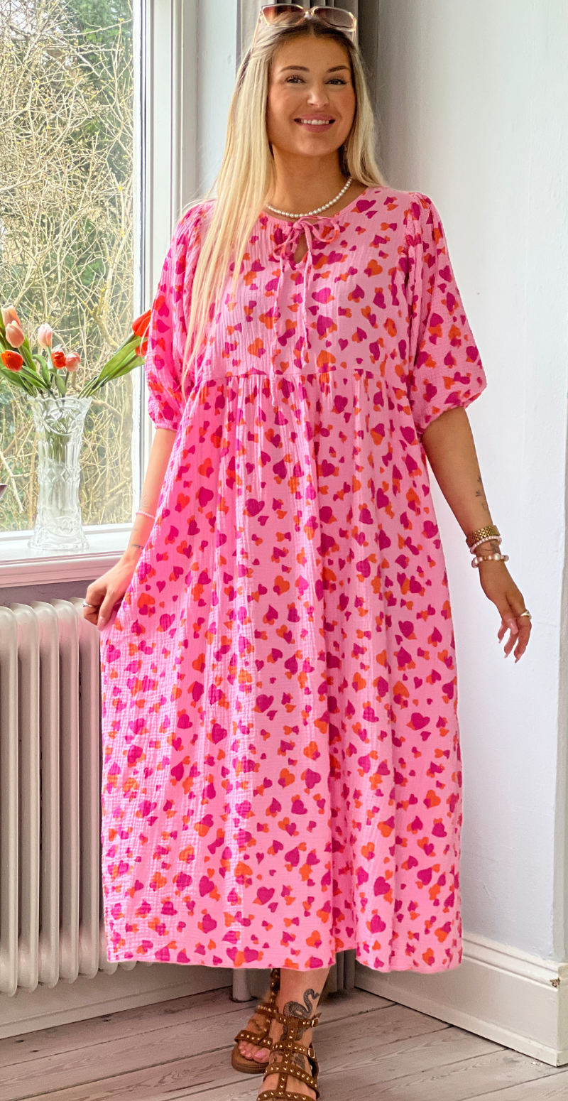 Pauline kjole i musselin double hearts LikeLondon