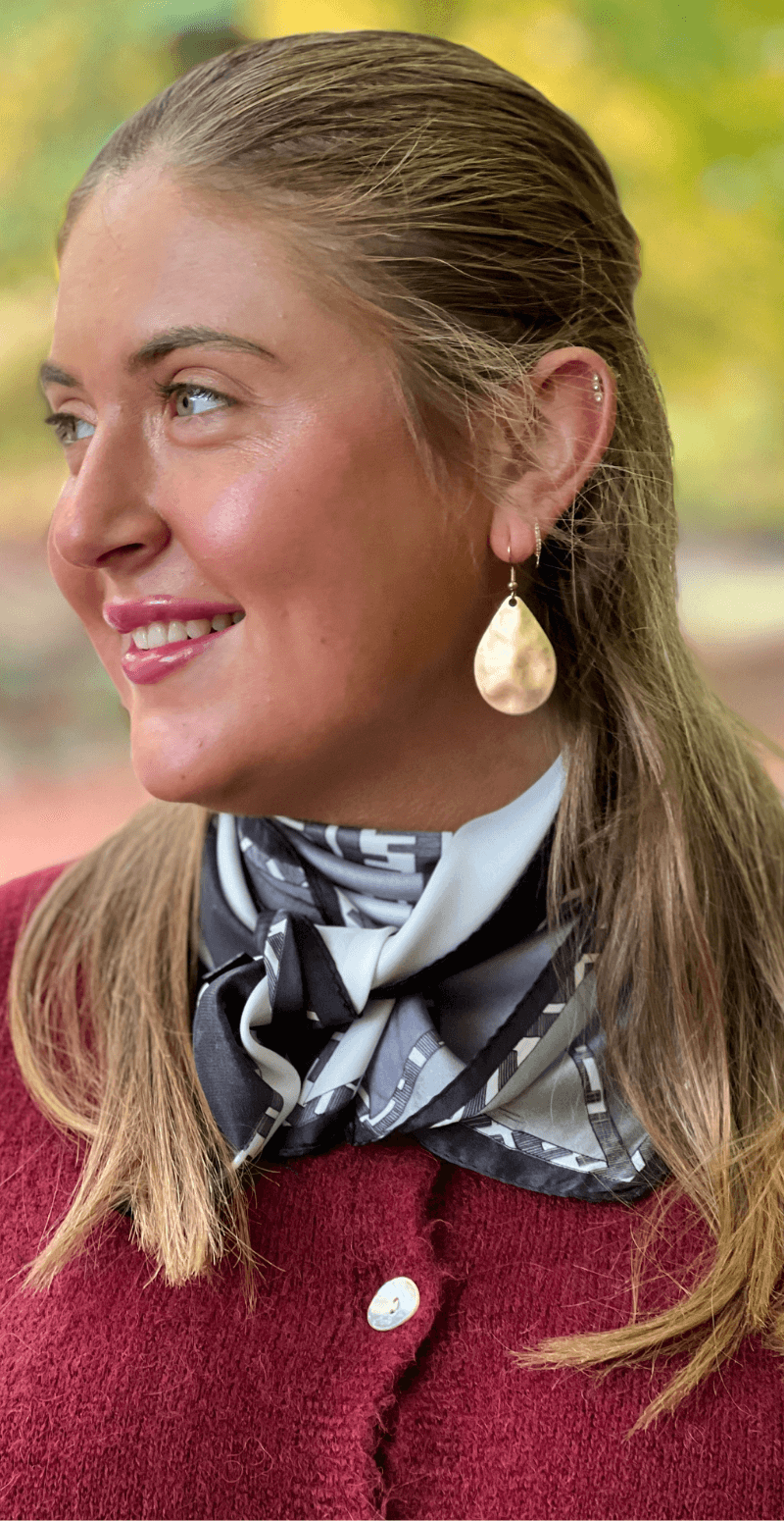 Silketørklæde med grafisk mønster sort LikeLondon