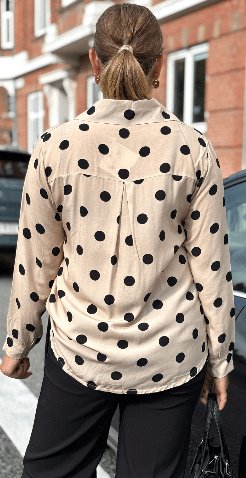 Forudbestil uge 41 Dea skjortebluse med prikker creme