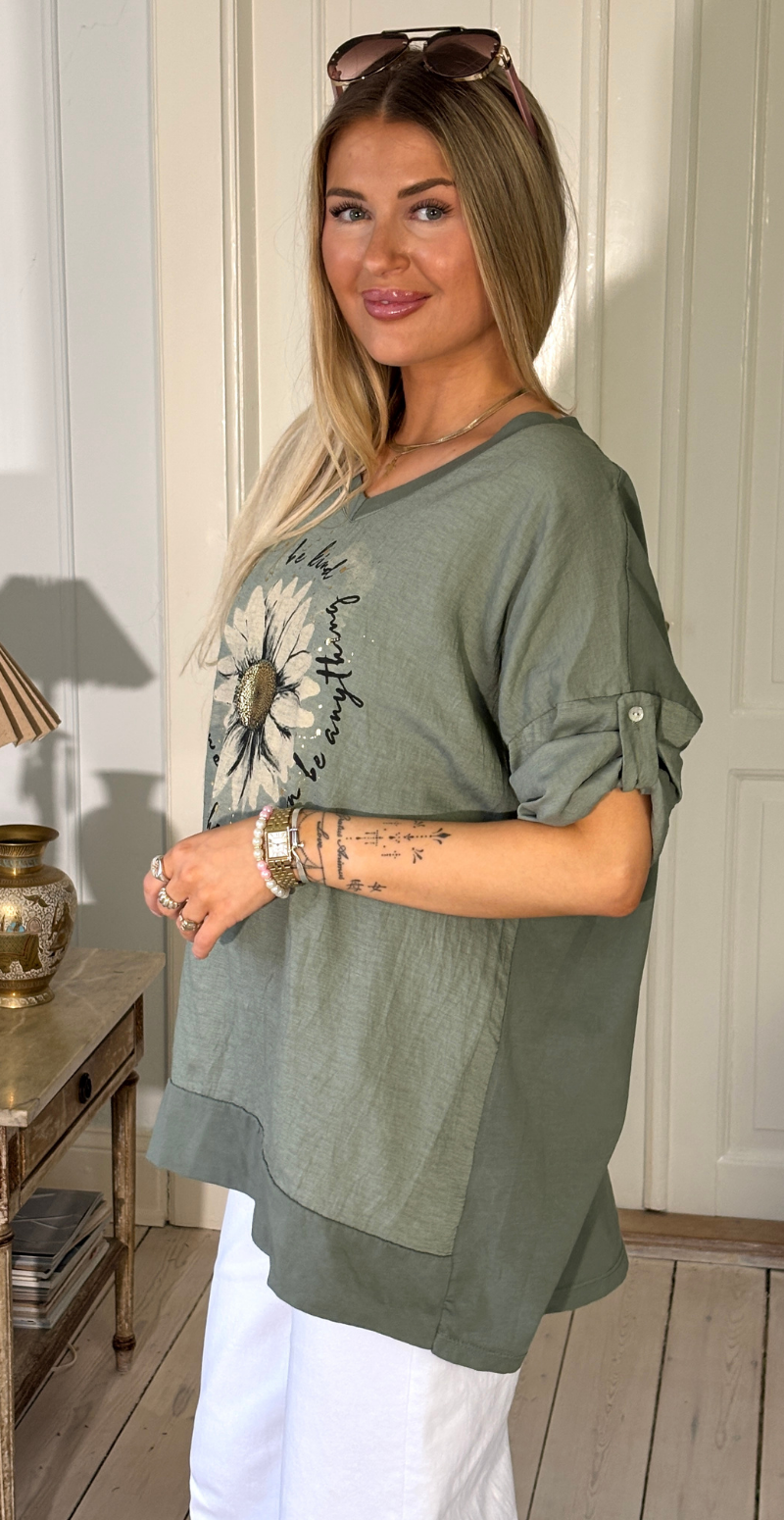 Isola bluse med korte ærmer og marguerit blomst khaki LikeLondon