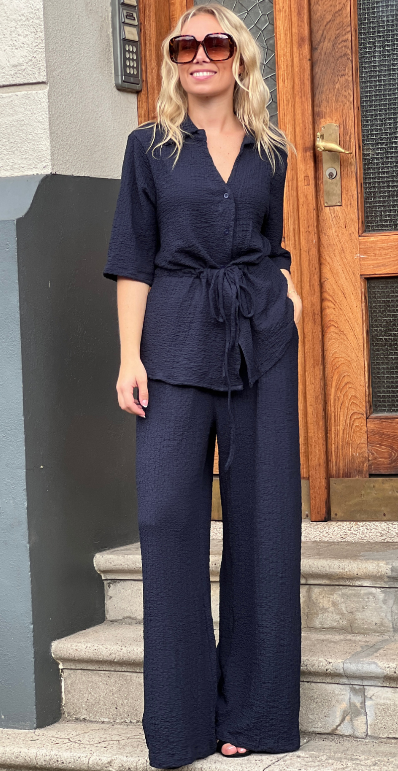 Agnes sæt med bluse i krepp med bindebånd og bukser navy LikeLondon