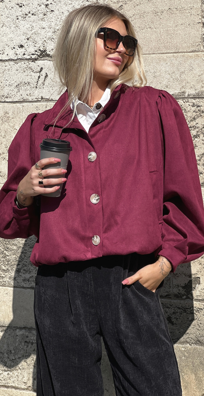 Mimmi kort jakke med hornknapper wine LikeLondon