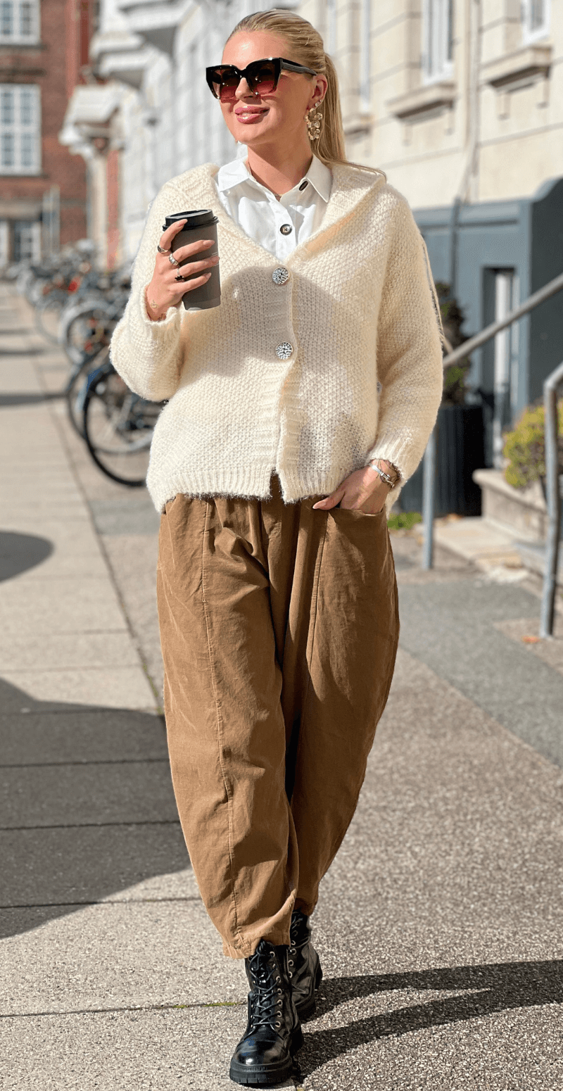 Saseline cardigan med hætte og guldknapper creme LikeLondon