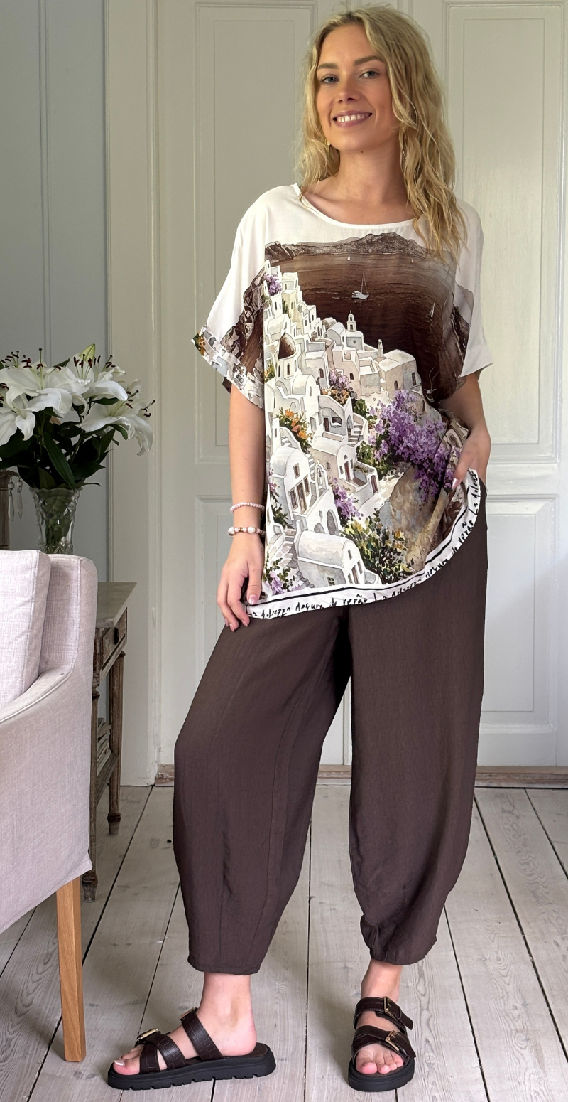 Brianna bluse med kort ærme og print af huse brun LikeLondon
