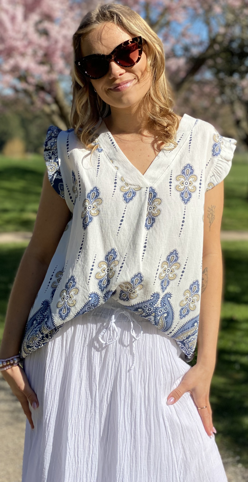 Vita bluse med flæsedetaljer og v-hals navy LikeLondon