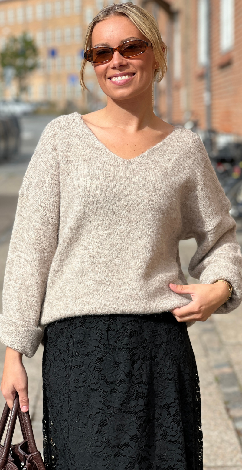 Sonja strik i uld med lange ærmer og v-hals beige LikeLondon
