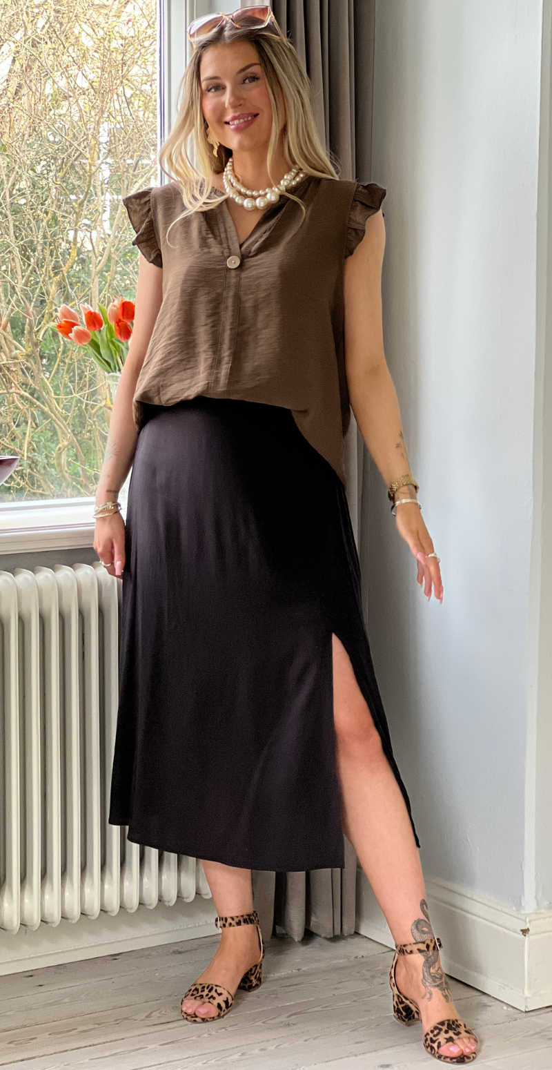 Lotus bluse med flæse detaljer brun LikeLondon