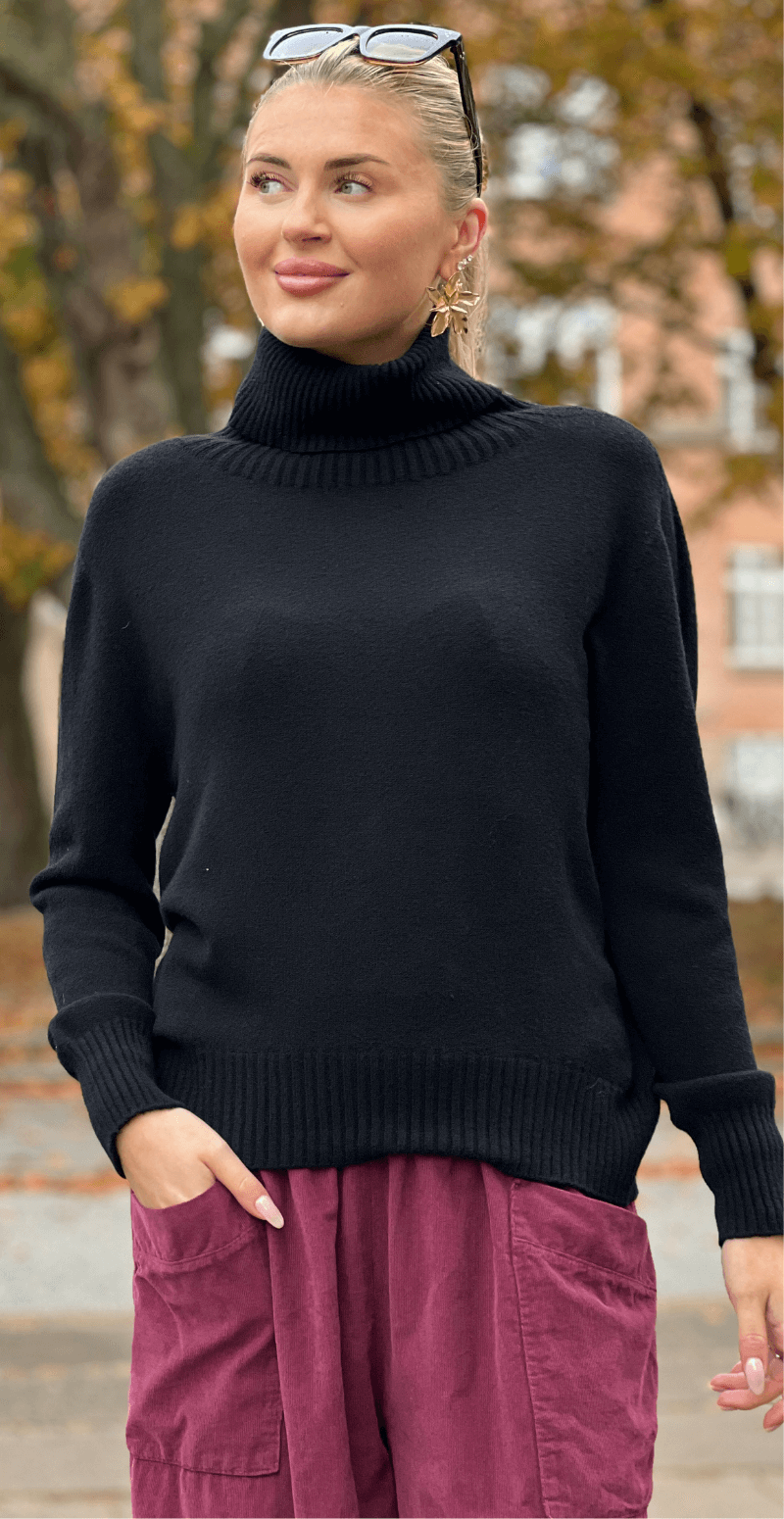 Abelone strik med rullekrave sort LikeLondon