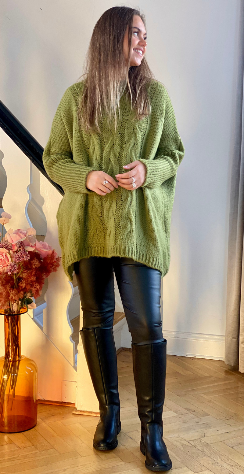 Daphne strik med kabelmønster og ribærme olive LikeLondon