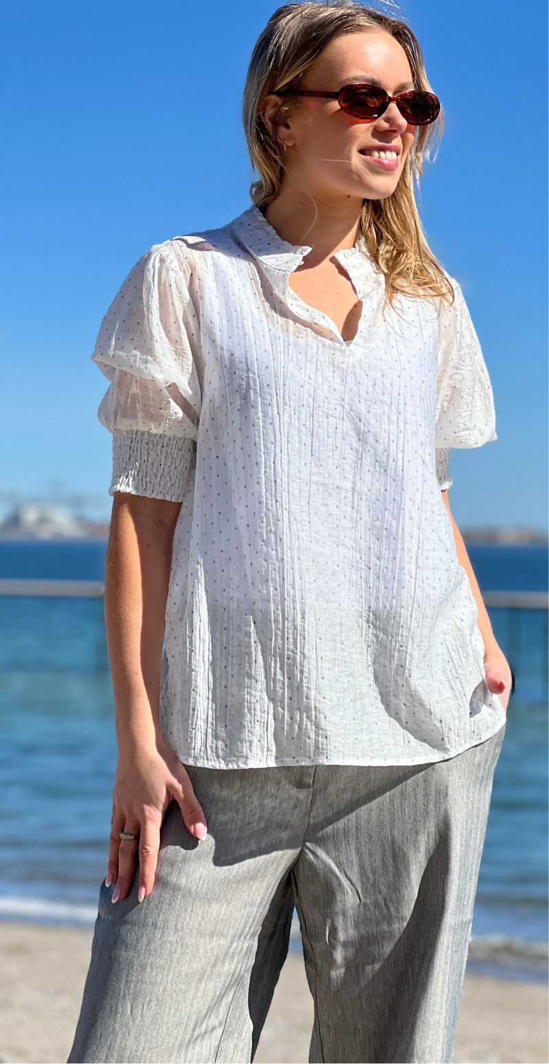 Flory bluse med smock på ærmerne og prikker brilliant white w. silver Freequent