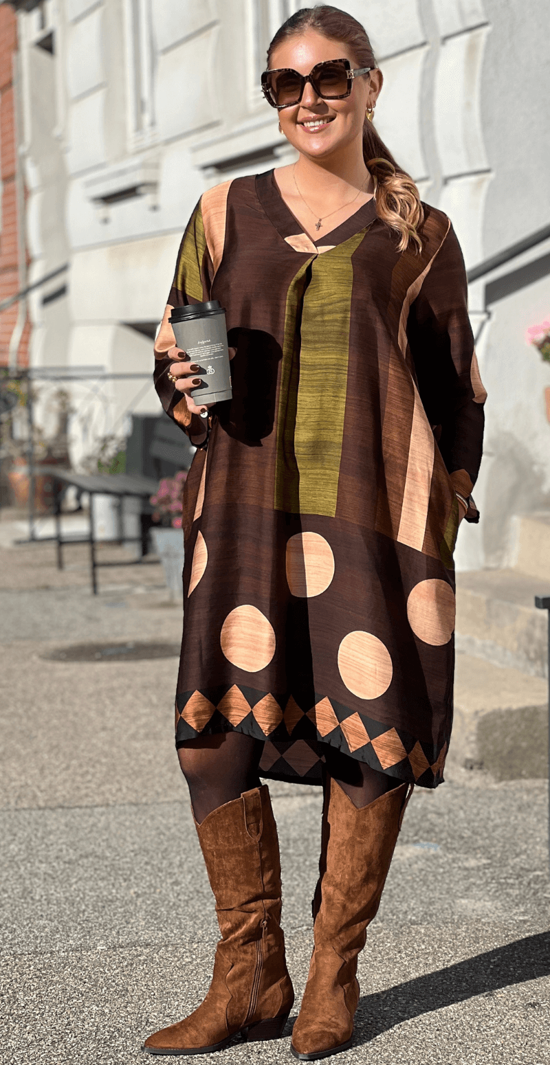 Forudbestil uge 42 Joanna kjole i satin-look med brede striber og prikker brun LikeLondon