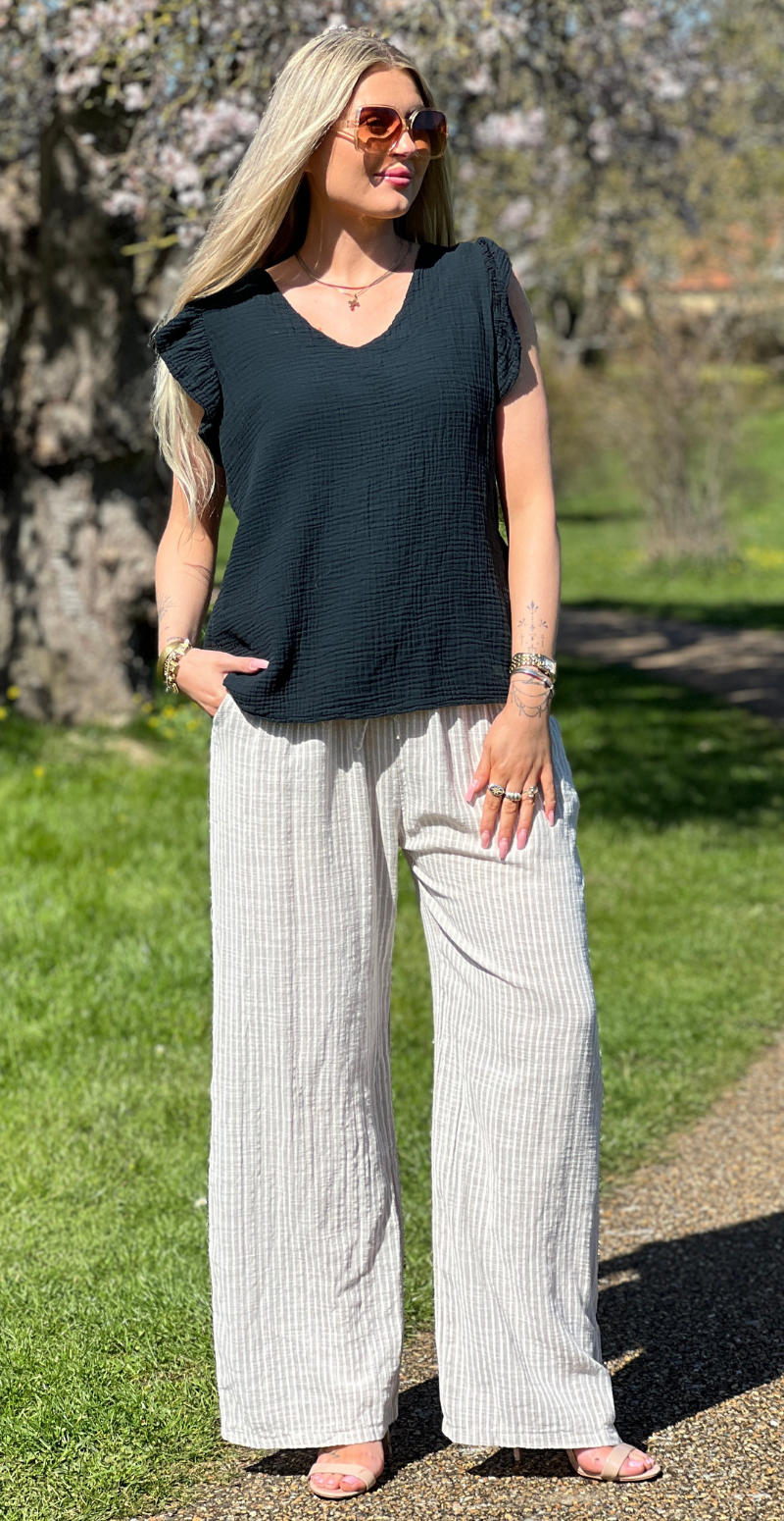 Hollie bluse med v-hals og flæsekant sort LikeLondon