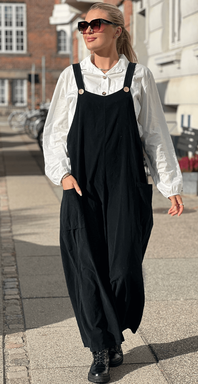 Esry buksedragt i fløjl og med træknapper sort LikeLondon