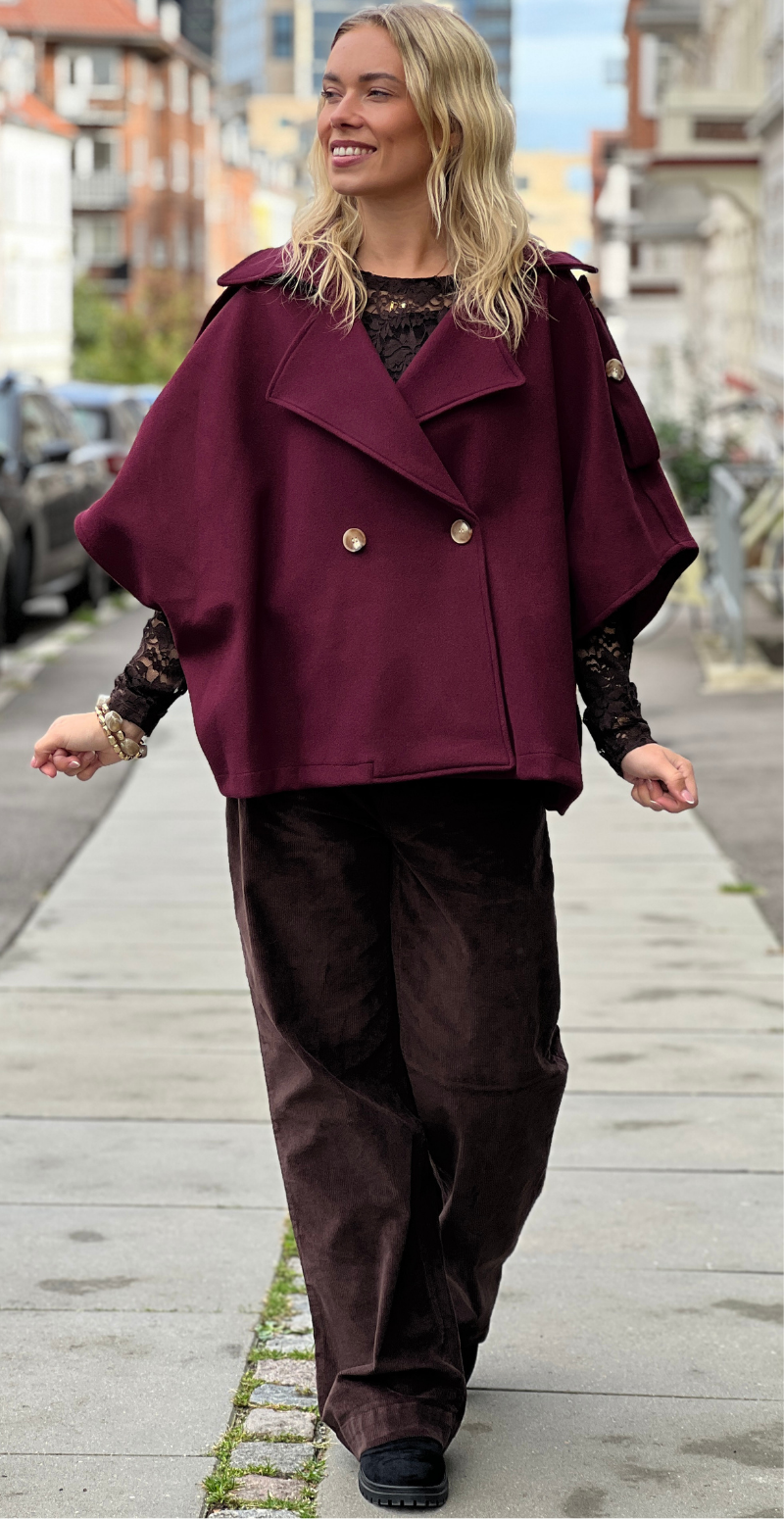 Cleo kort poncho jakke med knapper fortil og korte ærmer bordeaux LikeLondon