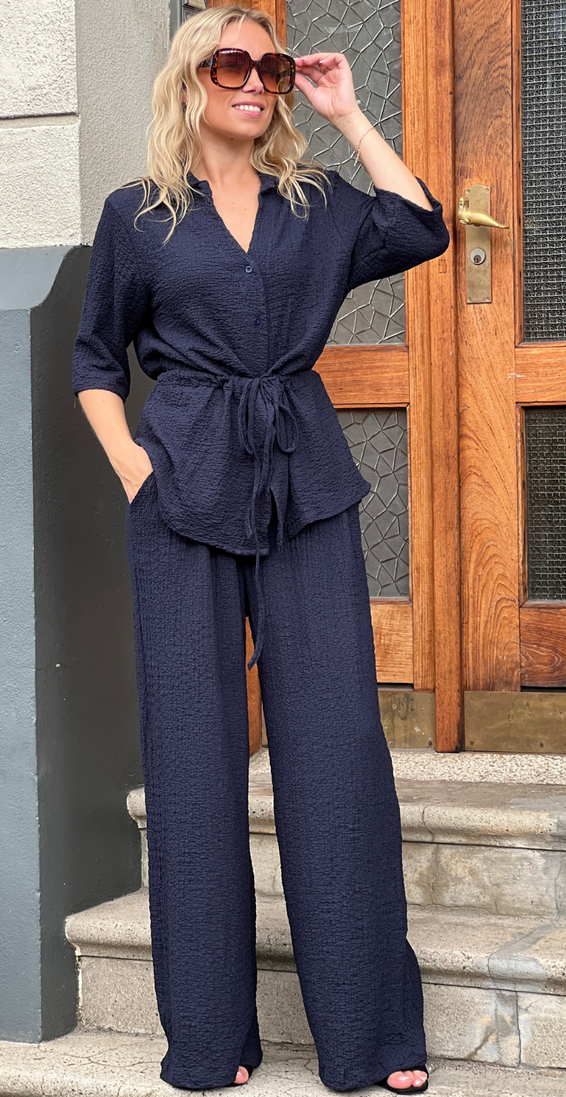 Agnes sæt med bluse i krepp med bindebånd og bukser navy LikeLondon