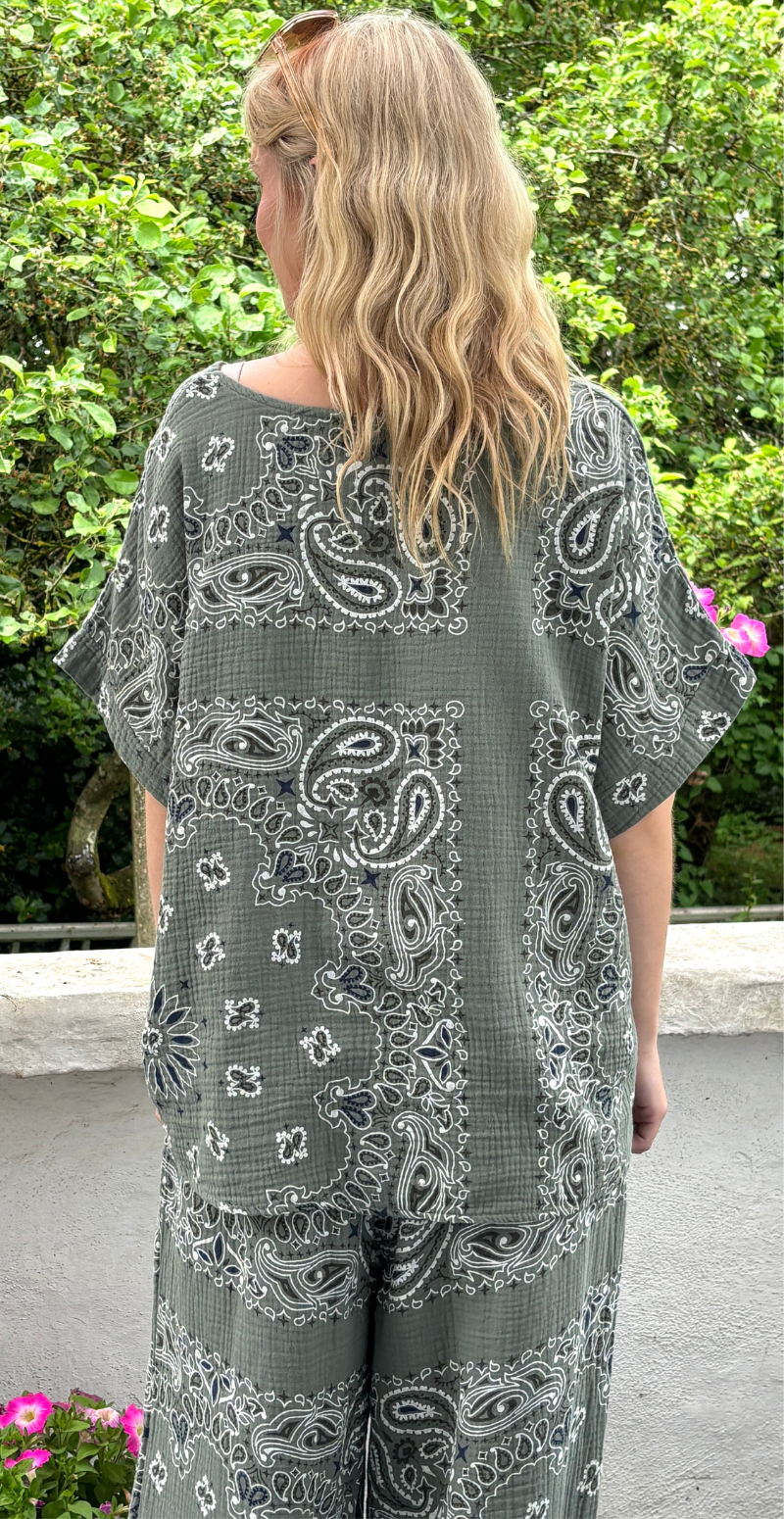 Bree sæt med bukser og bluse i musselin med paisley print khaki LikeLondon