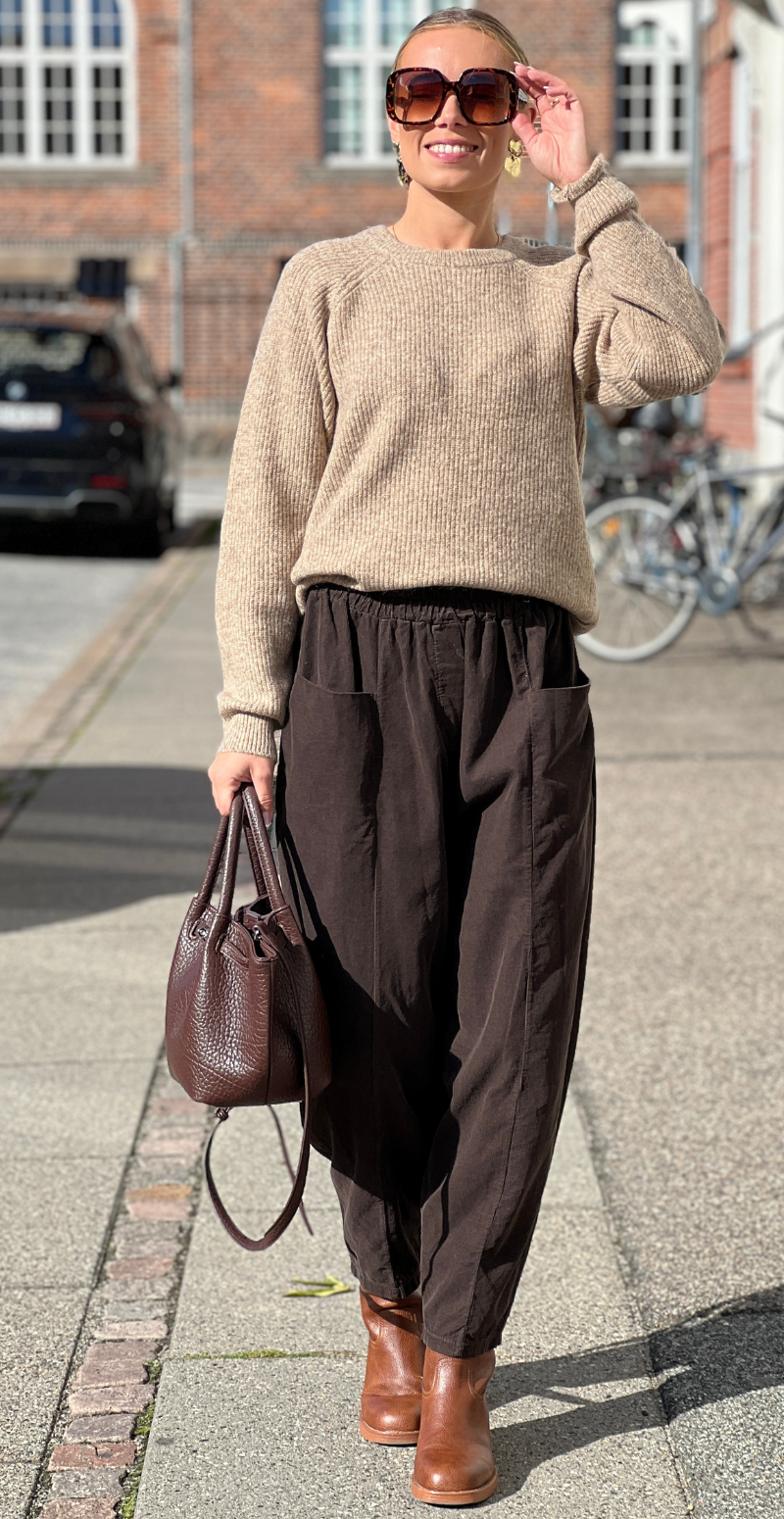 Nella fløjlsbukser med lommer foran og elastik i taljen brun LikeLondon