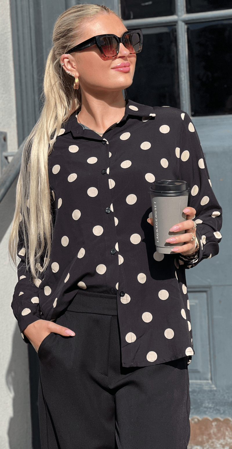 Forudbestil uge 41 Dea skjortebluse med prikker sort