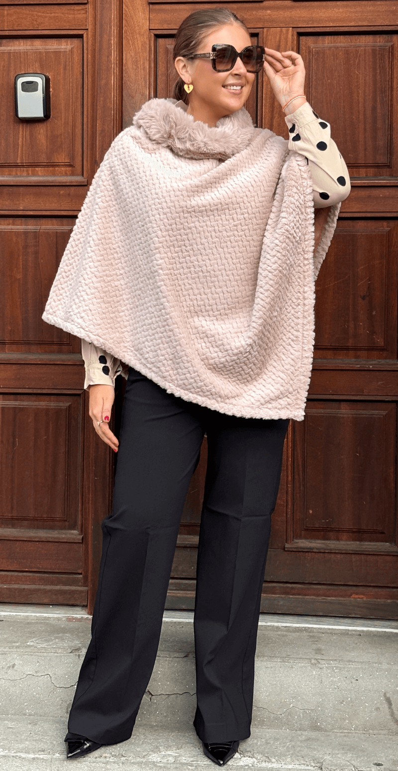 Liza poncho med bølget detalje rosa LikeLondon