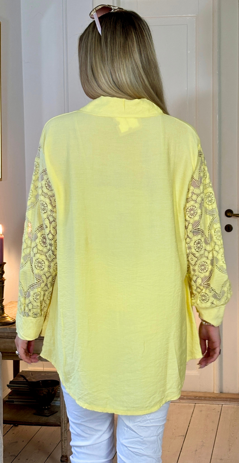 Simma skjorte med blondeærmer og lomme gul LikeLondon