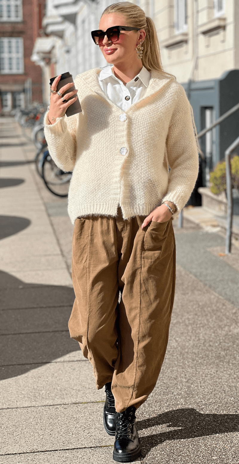 Saseline cardigan med hætte og guldknapper creme LikeLondon