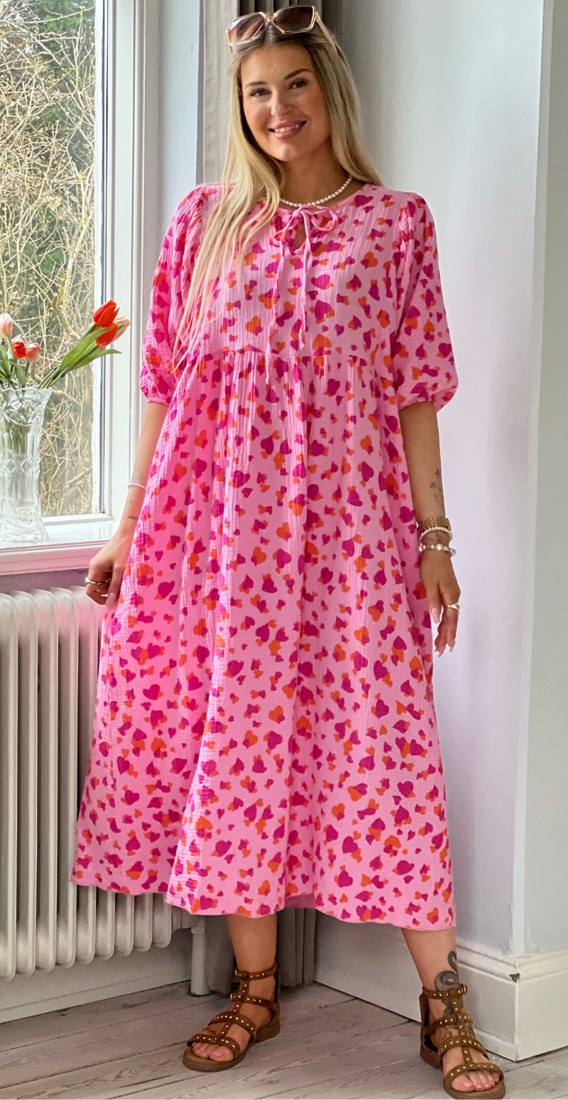 Pauline kjole i musselin double hearts LikeLondon