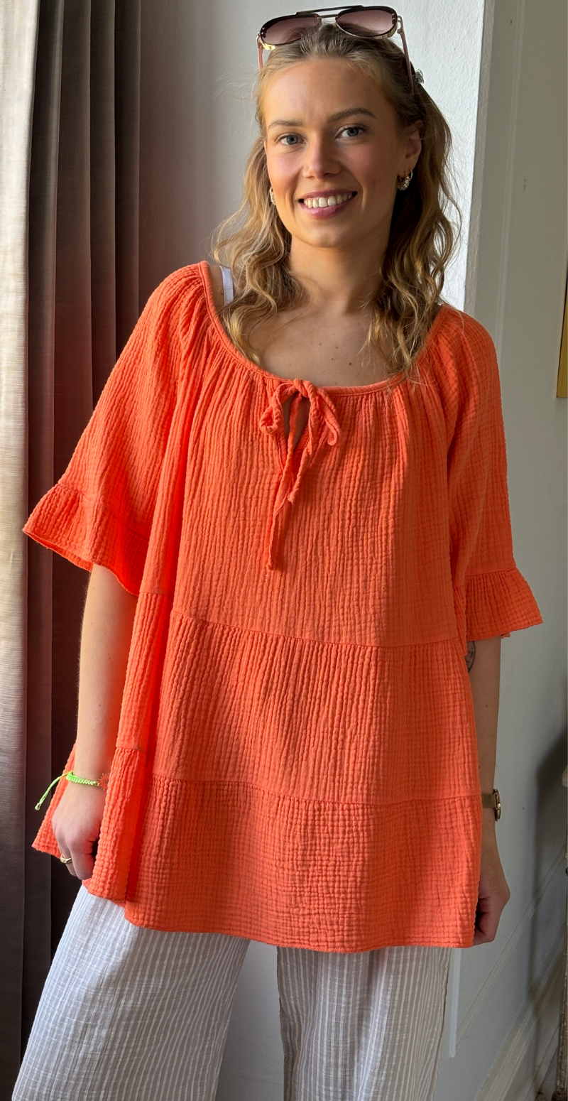 Marilyn bluse med bred halsudskæring og bindebånd orange LikeLondon