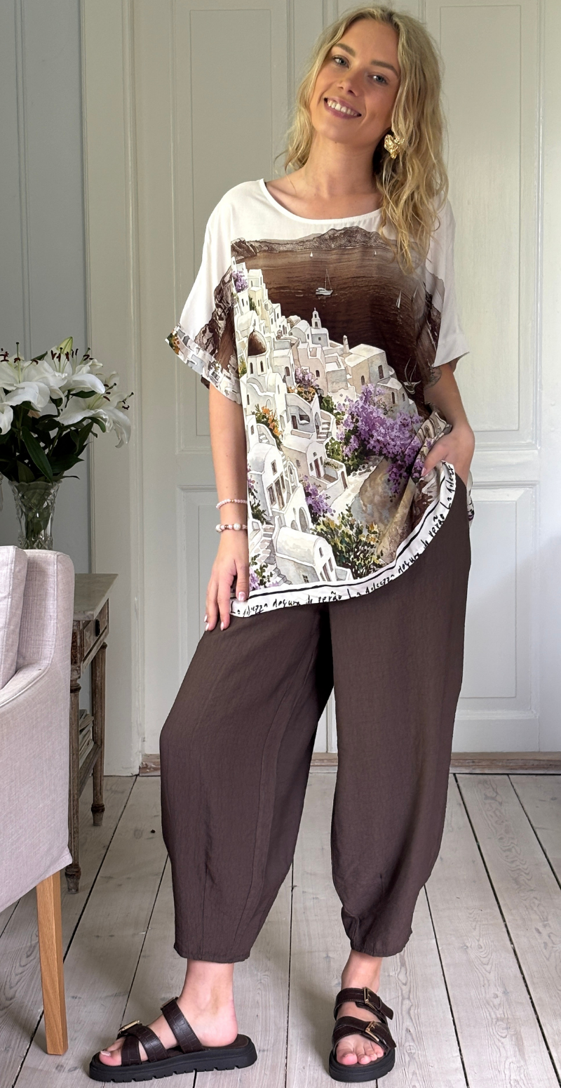 Brianna bluse med kort ærme og print af huse brun LikeLondon
