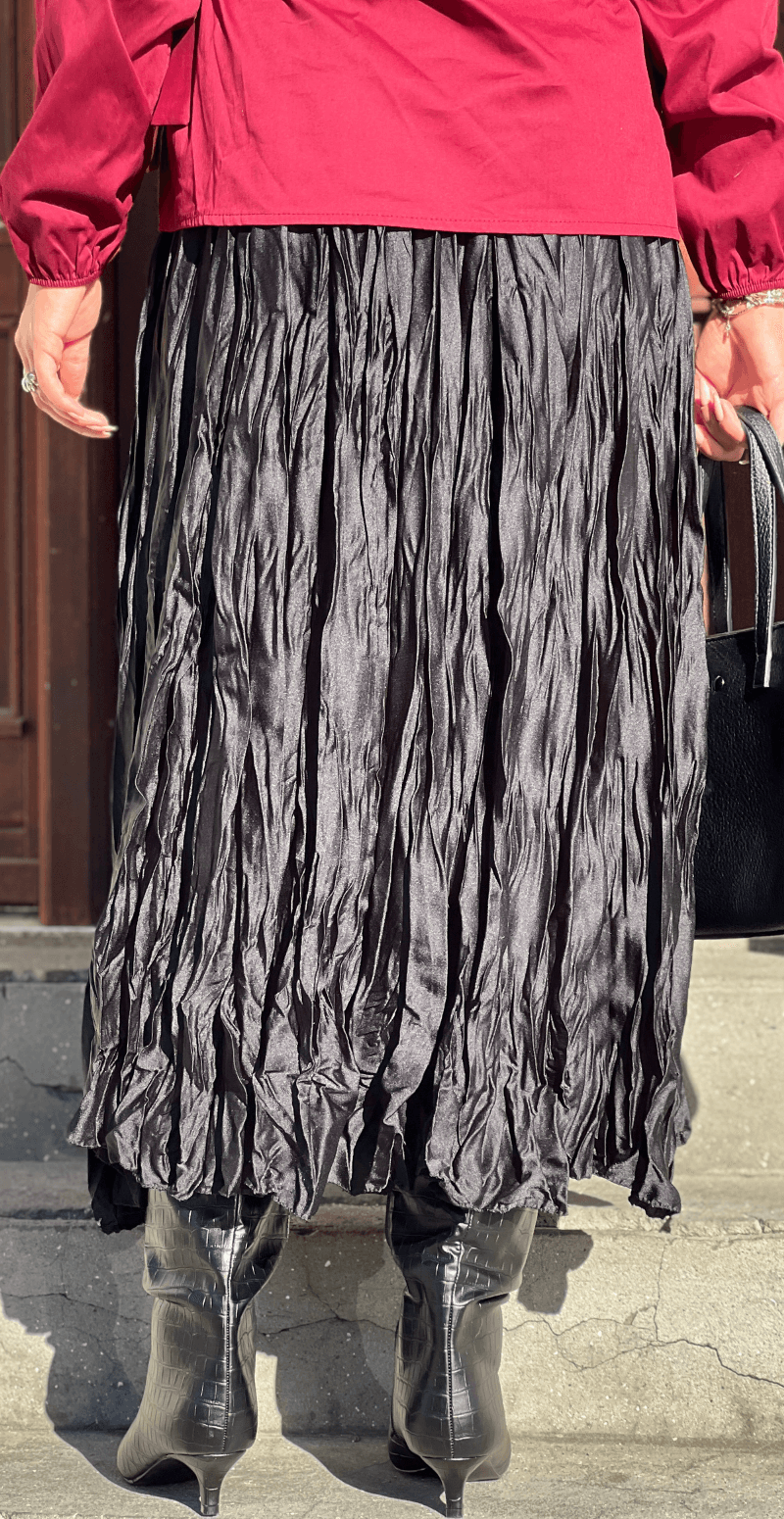 Navida satin nederdel i krøllet look sort LikeLondon