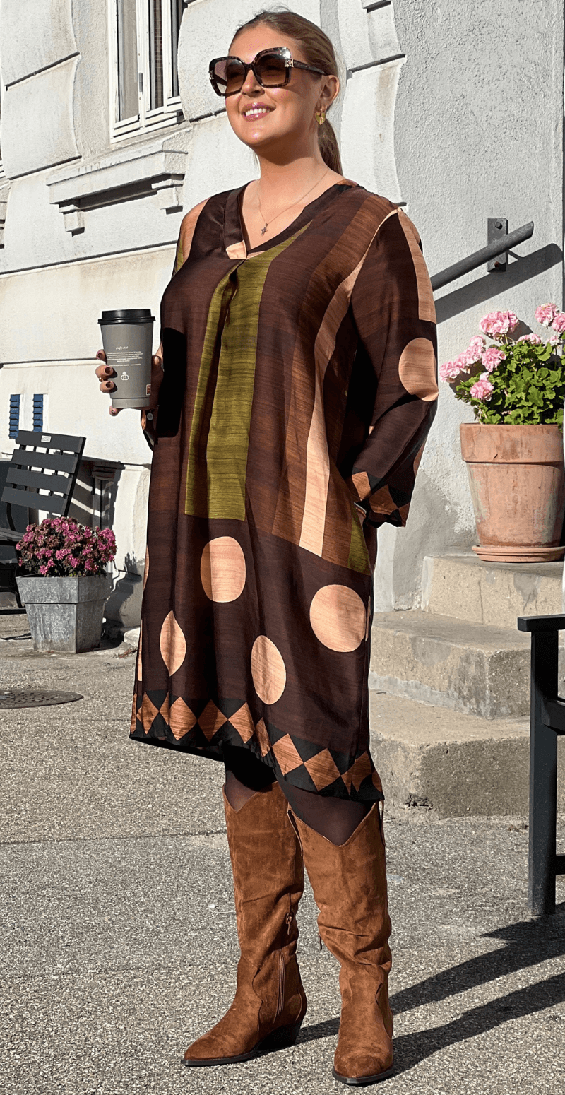 Forudbestil uge 42 Joanna kjole i satin-look med brede striber og prikker brun LikeLondon