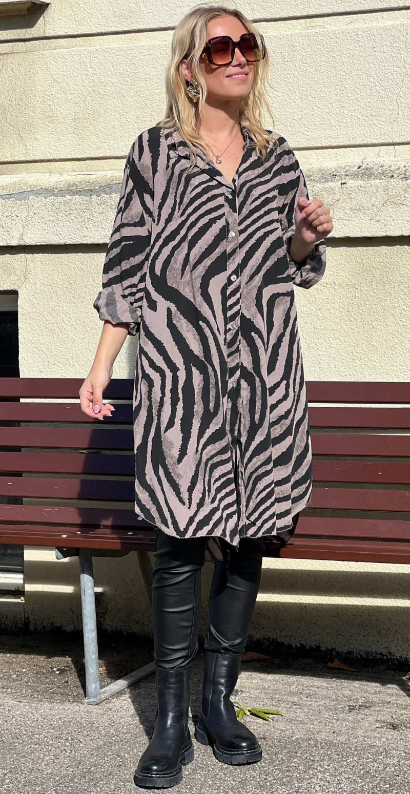 Marlowe gennemknappet tunika med zebraprint light brown LikeLondon